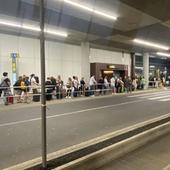 Decenas de viajeros esperan por un taxi en el aeropuerto de Gran Canaria: «No se ven ni a lo lejos»