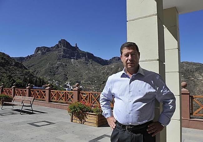 Francisco Perera, alcalde de Tejeda, en la entrada a las oficinas municipales.