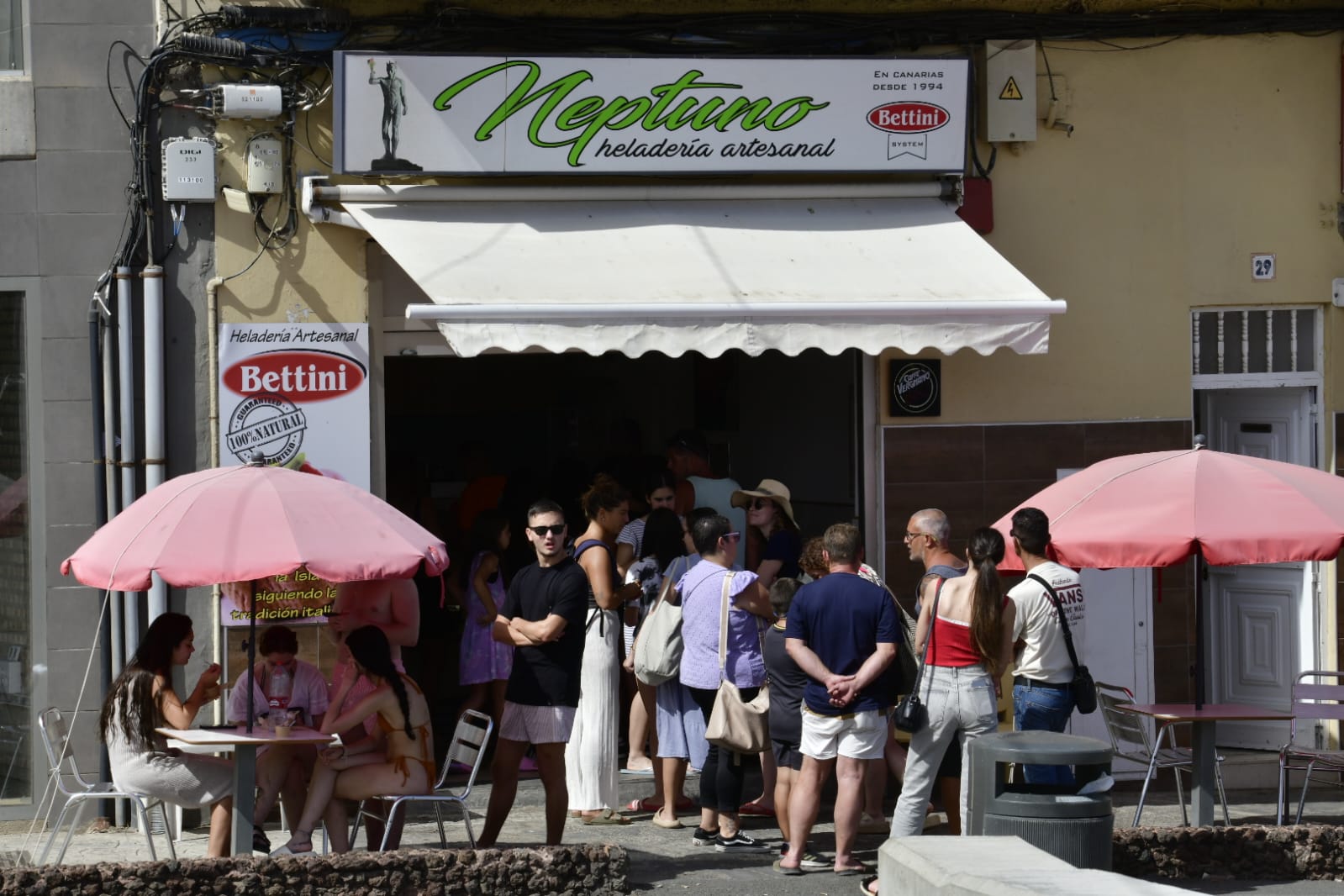 La playa como remedio para el calor y la calima