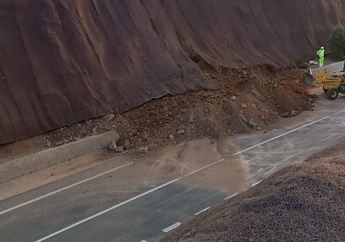 Reabierto el tráfico entre Agaete y Gáldar tras un corrimiento de tierras