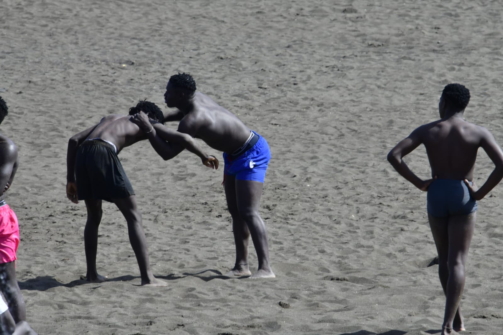 La playa como remedio para el calor y la calima