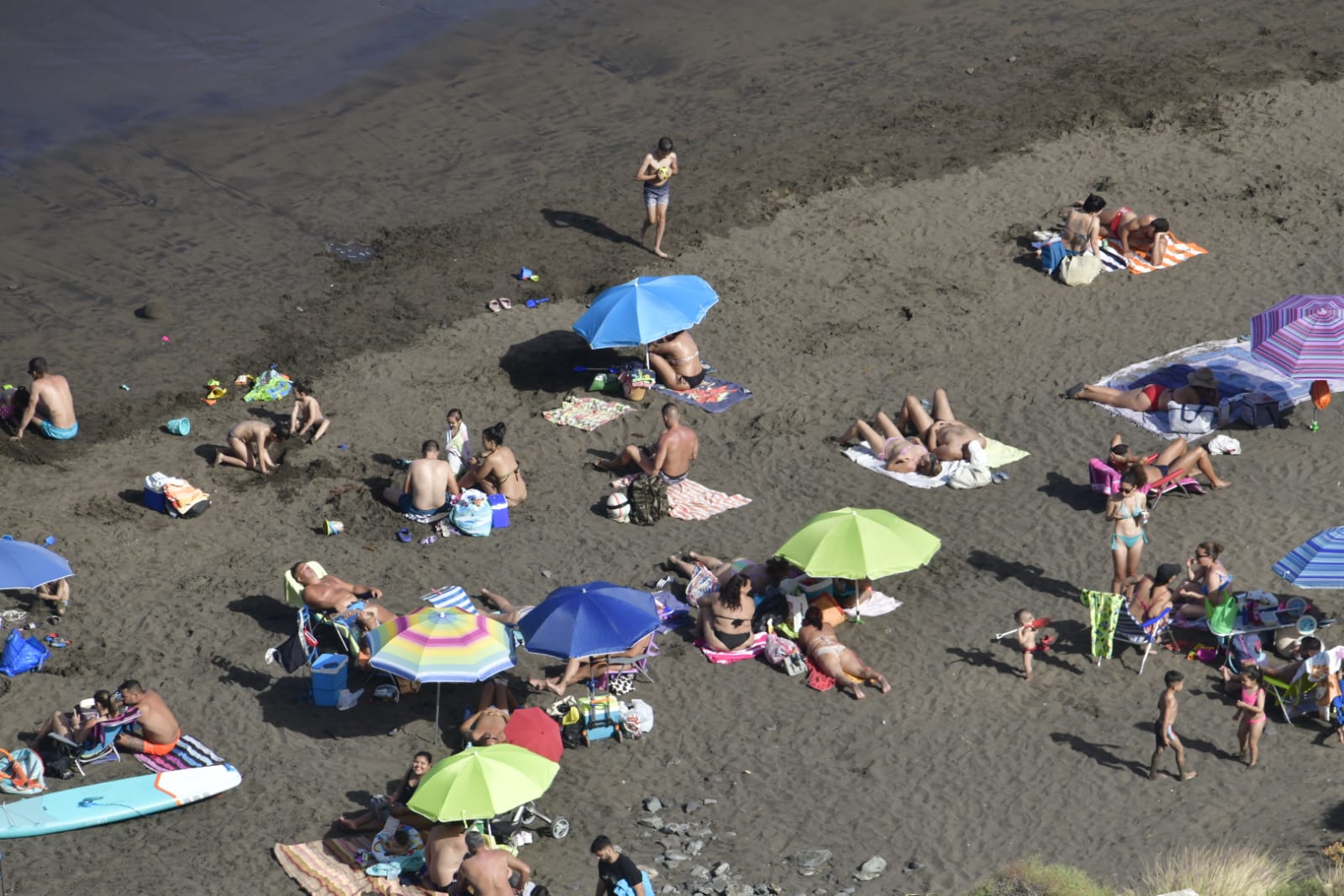 La playa como remedio para el calor y la calima