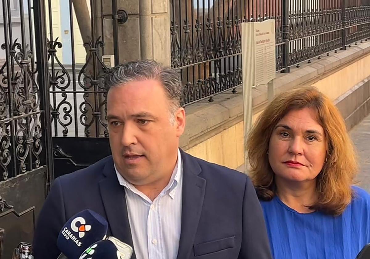 Carlos Ester y Jimena Delgado, este lunes, a las puertas del palacete Rodríguez Quegles de la capital grancanaria.