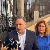 Carlos Ester y Jimena Delgado, este lunes, a las puertas del palacete Rodríguez Quegles de la capital grancanaria.