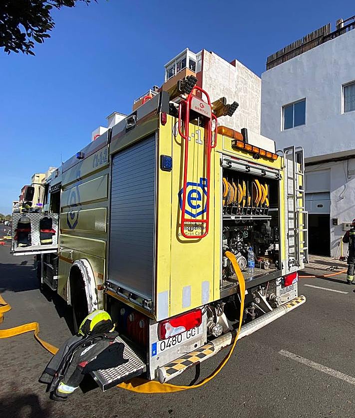 Imagen secundaria 2 - Susto en Vecindario: dos personas, entre ellas un menor, afectadas por el incendio de una vivienda