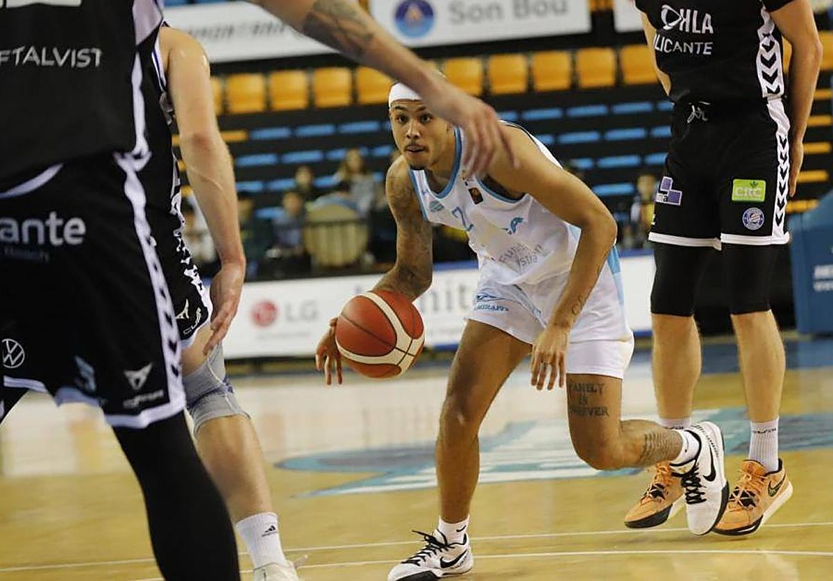 Tom Digbeu maneja el balón en un partido de esta temporada.