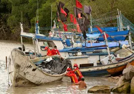 Fotografía que muestra una embarcación encontrada en el estado de Pará, en la Amazonía brasileña, este lunes en Braganca. La Policía Federal de Brasil investiga si la barca encontrada en la Amazonía brasileña, con varios cadáveres en estado de descomposición, partió de algún país de África.
