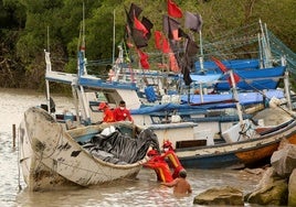 Fotografía que muestra una embarcación encontrada en el estado de Pará, en la Amazonía brasileña, este lunes en Braganca. La Policía Federal de Brasil investiga si la barca encontrada en la Amazonía brasileña, con varios cadáveres en estado de descomposición, partió de algún país de África.