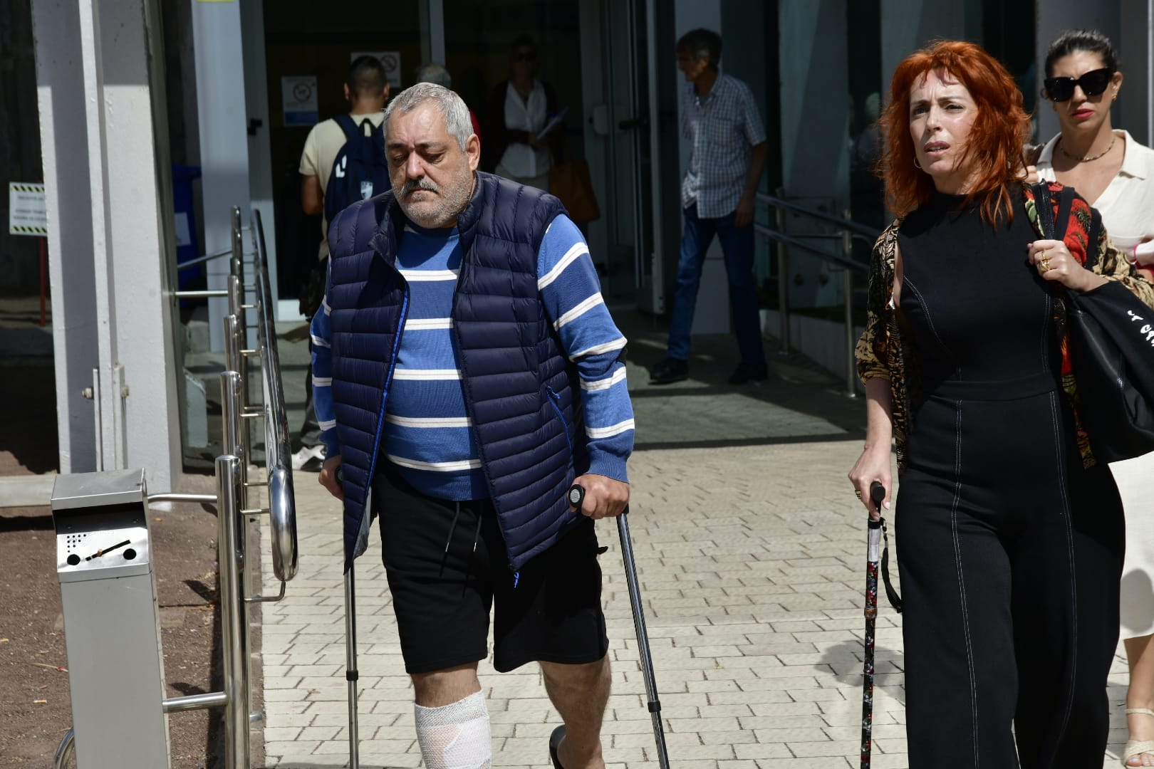 La salida de Miguel Ramos junto a su hijo, en imágenes