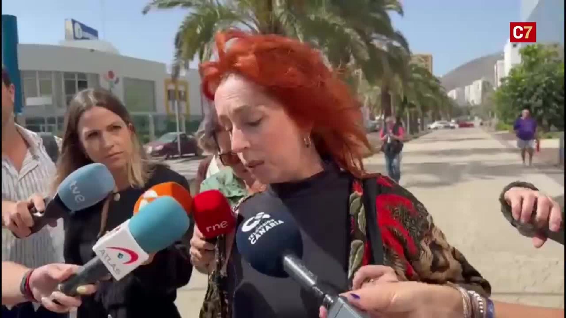 Juani Ramos y su abogada, a la salida de los juzgados tras comunicarles la acusación