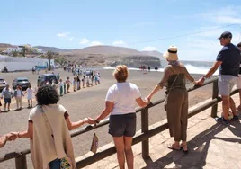 Cadena humana en Ajuy contra las tierras raras organizada el pasado 7 de abril.