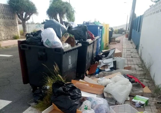 Contenedores desbordados en la capital grancanaria.