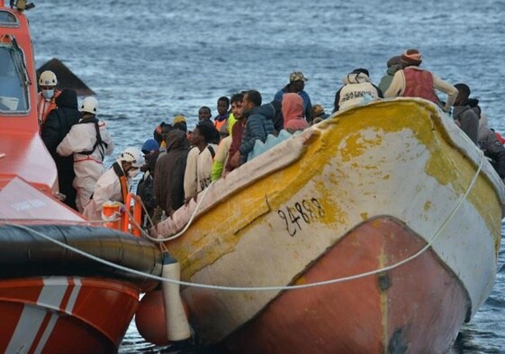 Imagen de archivo de una patera atracando en el puerto de La Restinga, en la isla de El Hierro.