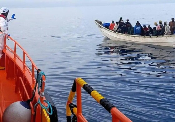 Imagen de un cayuco rescatado esta semana por Salvamento Marítimo.