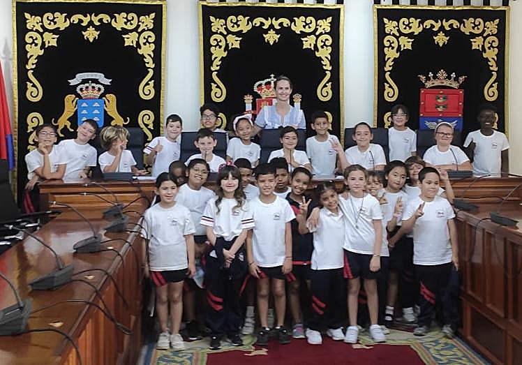 Estudiantes en el salón de plenos.