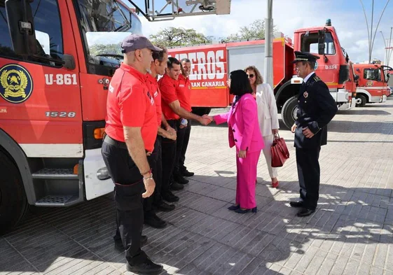 La alcaldesa, Carolina Darias, saluda a unos bomberos.