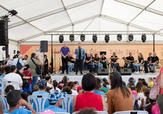 El alcalde Juan Antonio Peña inauguró la Feria acompañado del concejal Juan Martel.