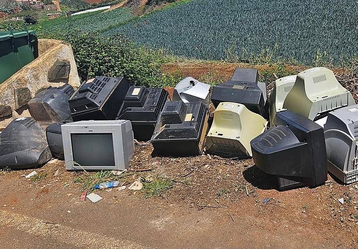 Imagen de los televisiones y monitores en el cruce de Lomo Guzmán