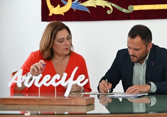 Rúbrica del acuerdo entre Arrecife y la Autoridad Portuaria.