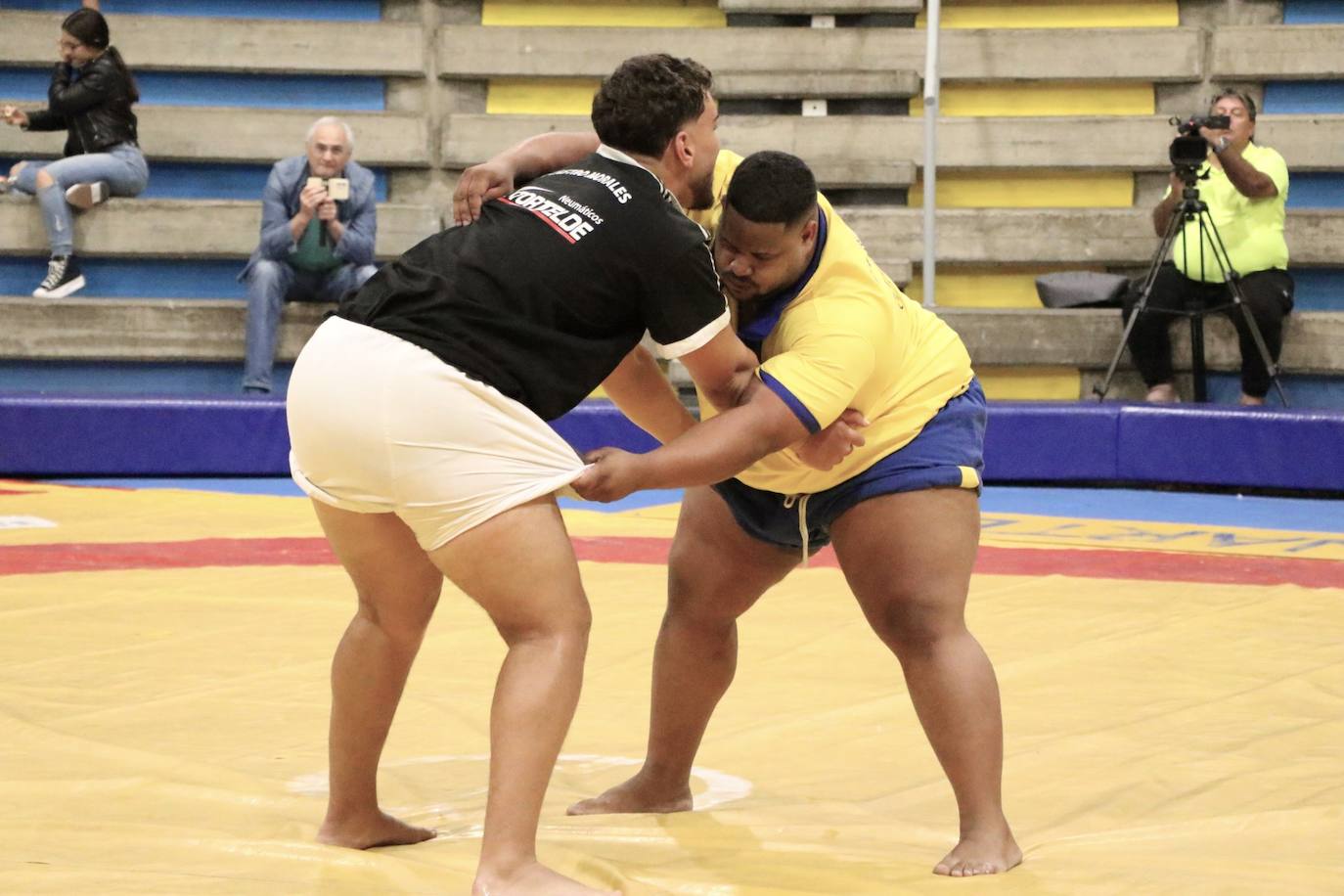 Marcos Correia, de amarillo.