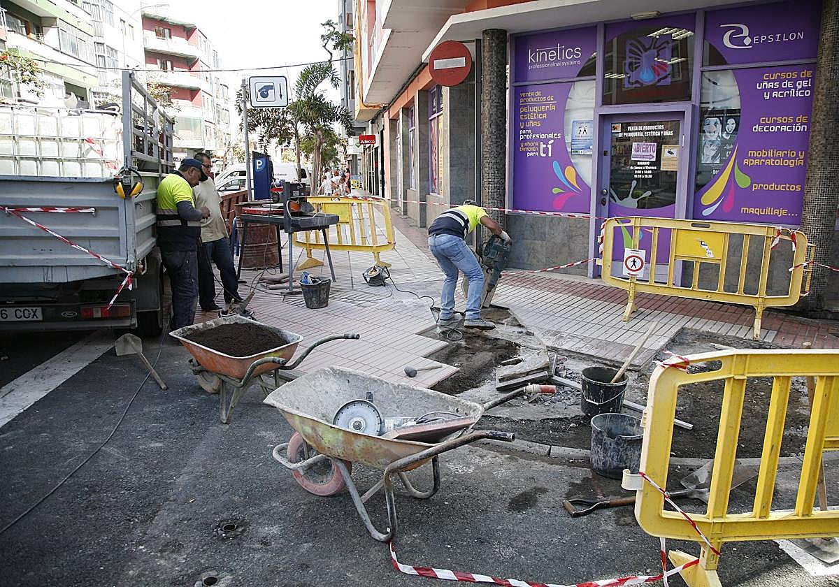 Imagen de archivo de obras en una acera de Las Palmas de Gran Canaria.