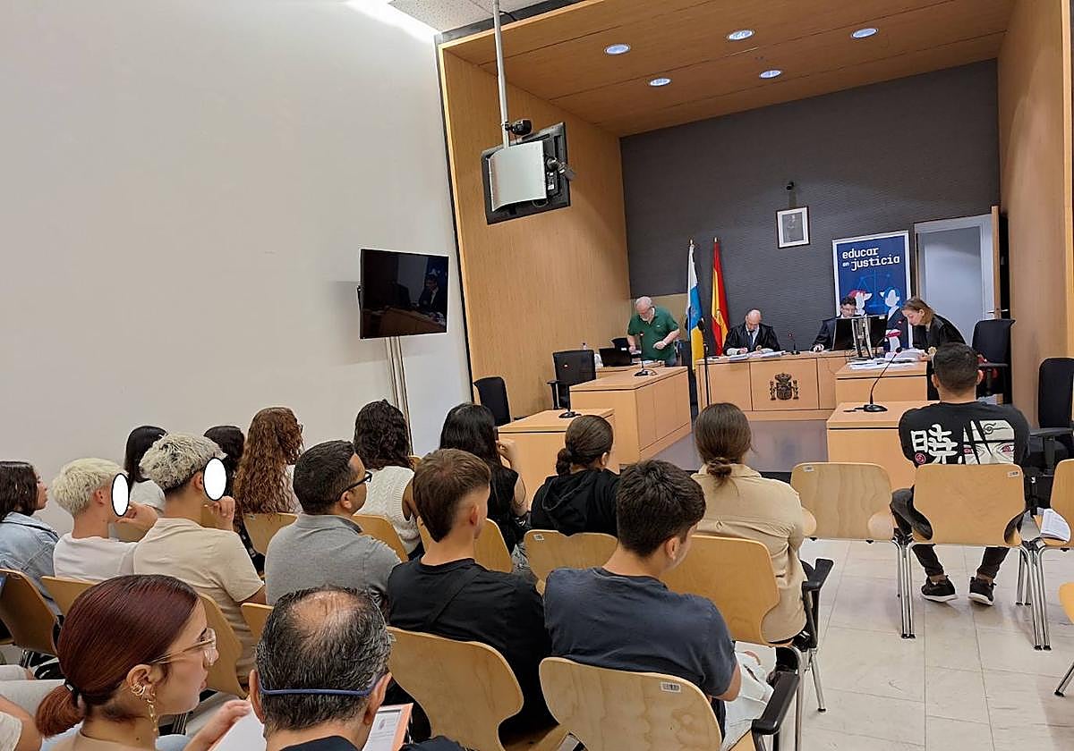 Alumnado del IES Guanarteme y el IES Noroeste visita los juzgados, bajo el curso 'Educar en Justicia'