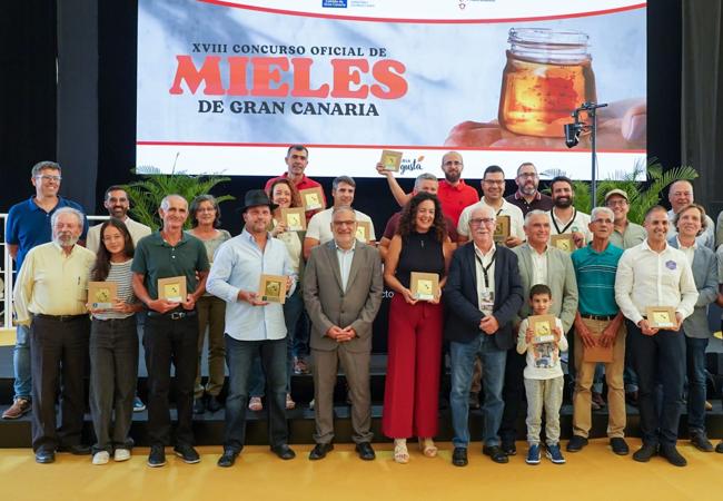 Foto de familia de los apicultores premiados en el XVIII Concurso de Mieles.