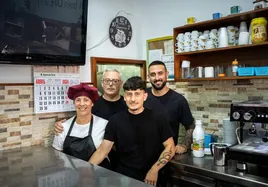 Sergio, Juana, Alejandro y Pablo son el corazón y el alma de bar El Pilar en Valsequillo.