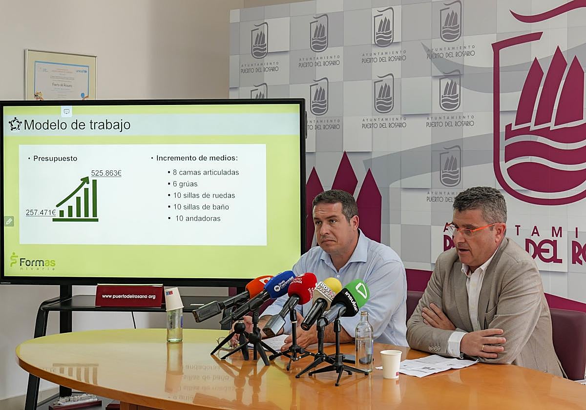 El alcalde David de Vera, junto al responsable de la empresa adjudicataria del servicio.