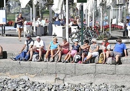 Varios turistas descansan en una playa del sur de Gran Canaria.
