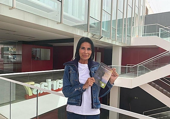 Mari Carmen Vargas posa con su libro 'Mi yo destructivo,', en la sede de CANARIAS7.