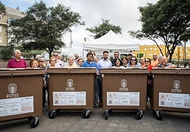 Los vecinos con la alcaldesa y el concejal junto a los contenedores que se instalarán en el barrio.