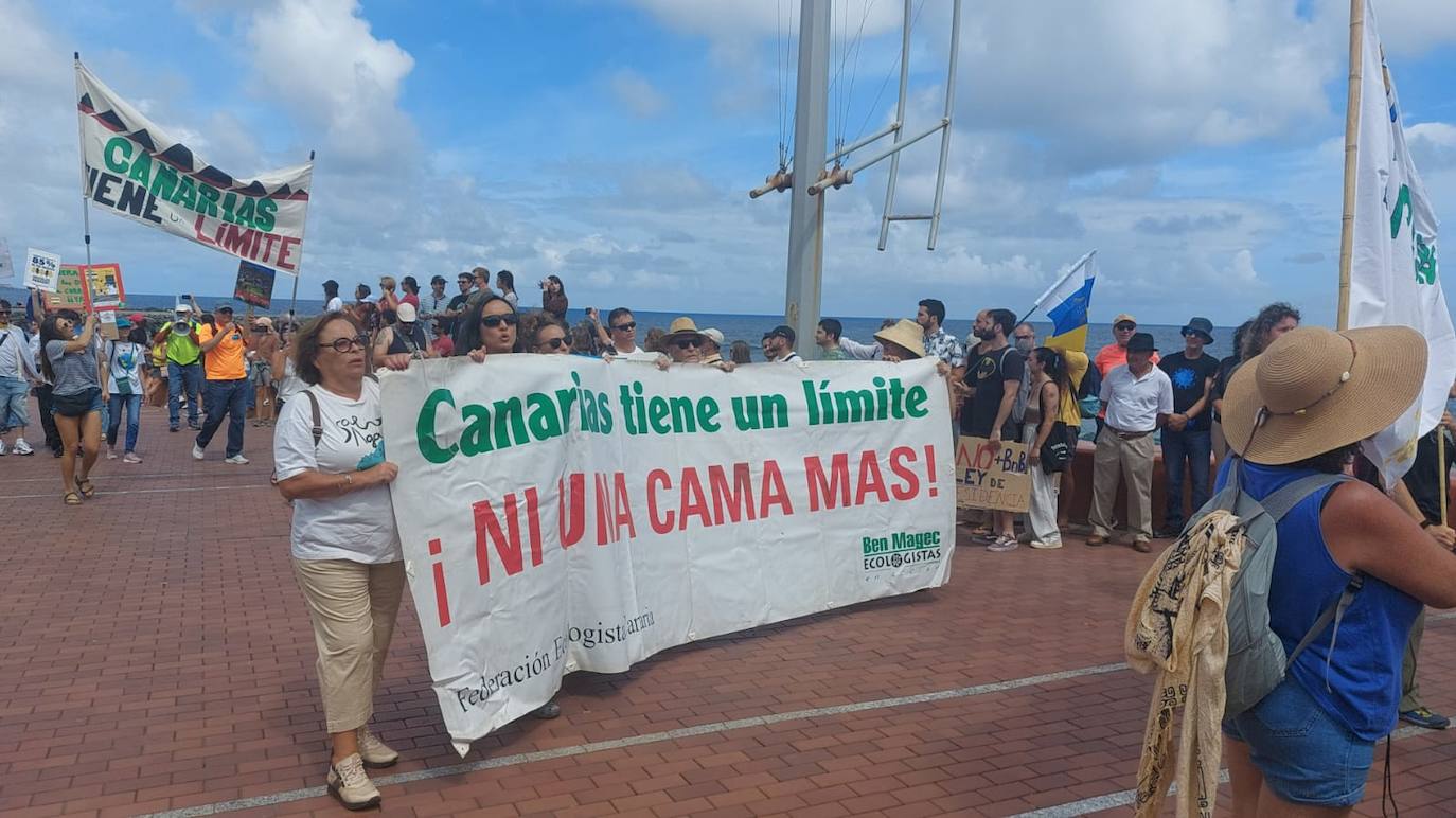 Las imágenes de la manifestación del 20A en toda Canarias