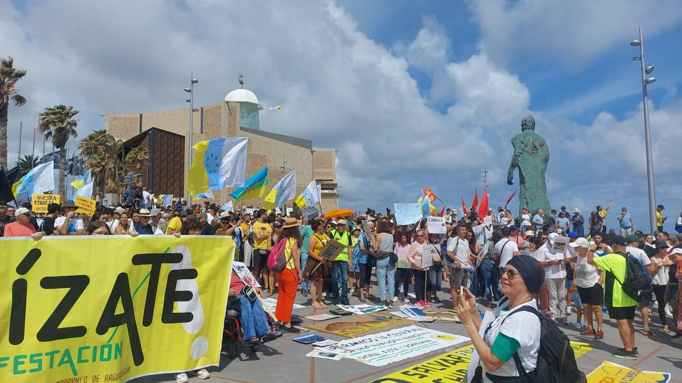 Las imágenes de la manifestación del 20A en toda Canarias