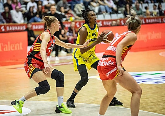 Astou Ndour, con la bola en una acción del partido.