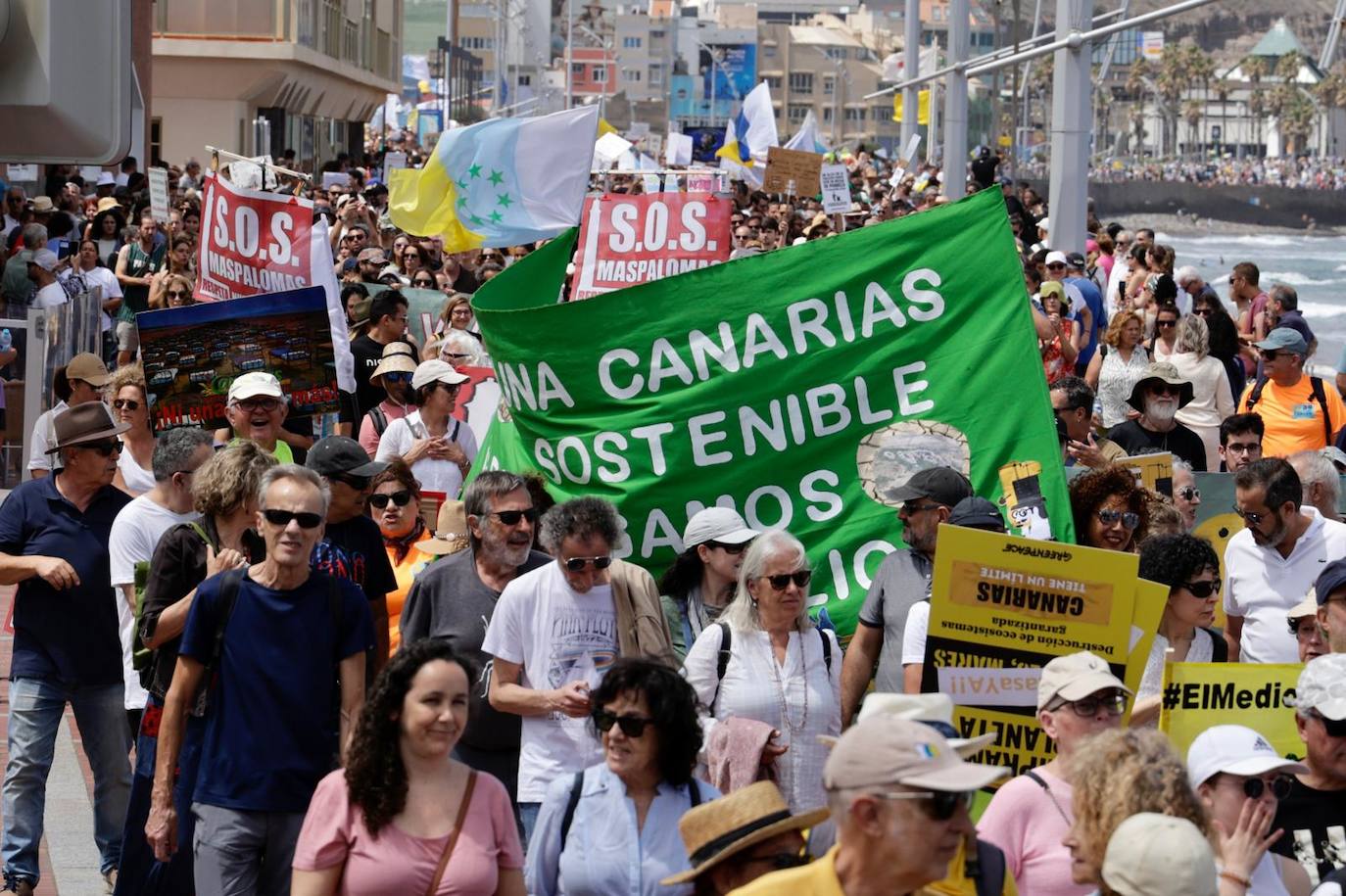 Las imágenes de la manifestación del 20A en toda Canarias