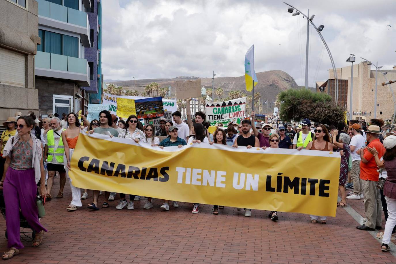 Las imágenes de la manifestación del 20A en toda Canarias