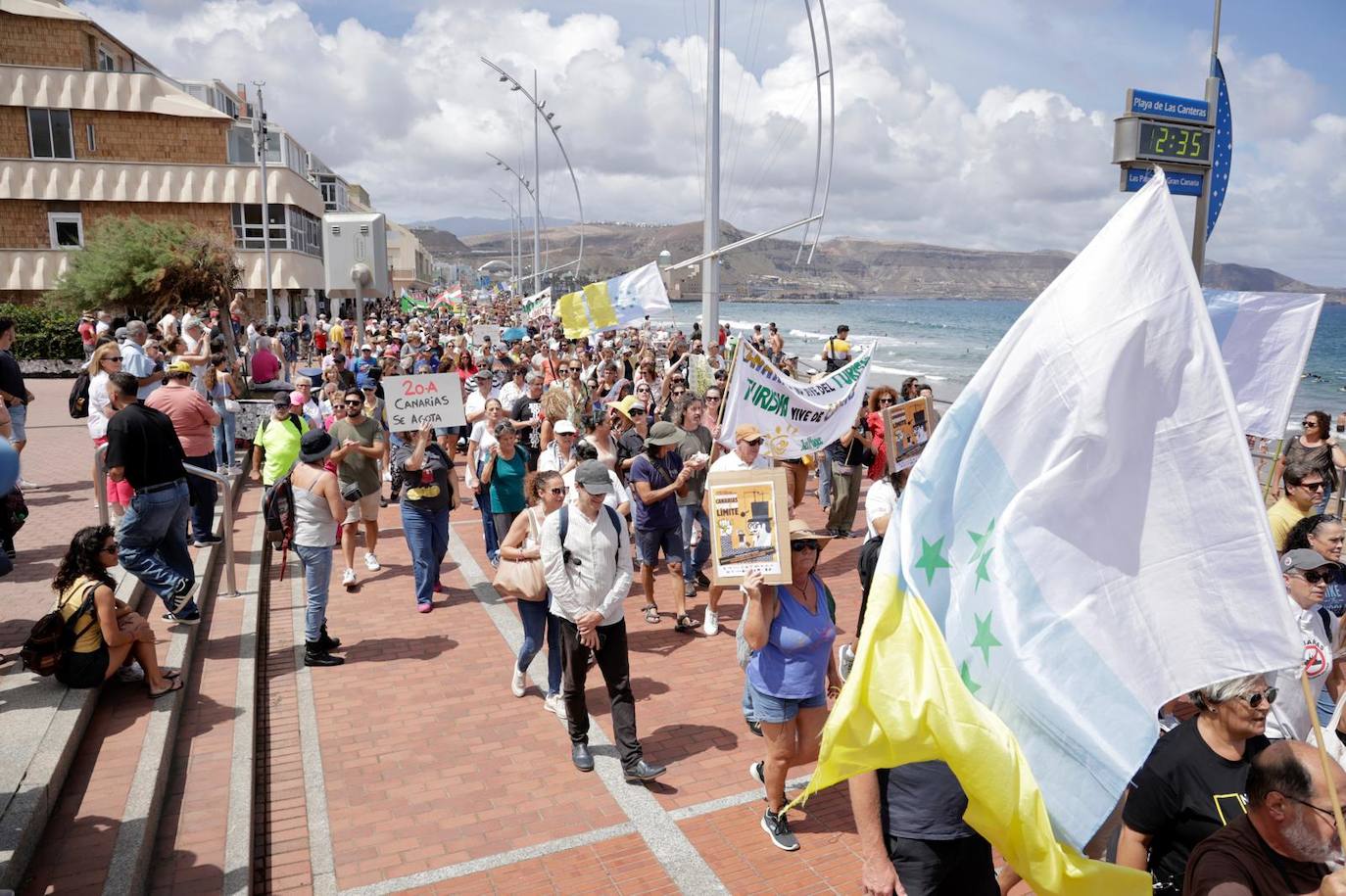 Las imágenes de la manifestación del 20A en toda Canarias