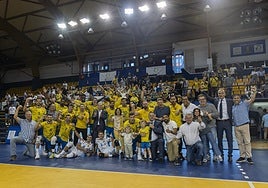 Celebración de la plantilla al completo del Guaguas.