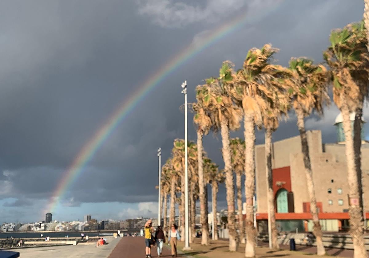 Nubusidad y arcoiris en la capital grancanaria. A pesar de las nubes, no se asoma el agua en las islas.