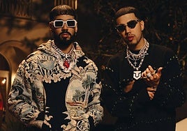 Anuel AA y Brytiago en la imagen promocional de este tema.