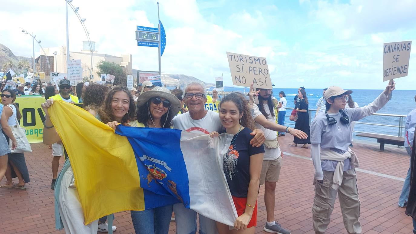 Las imágenes de la manifestación del 20A en toda Canarias