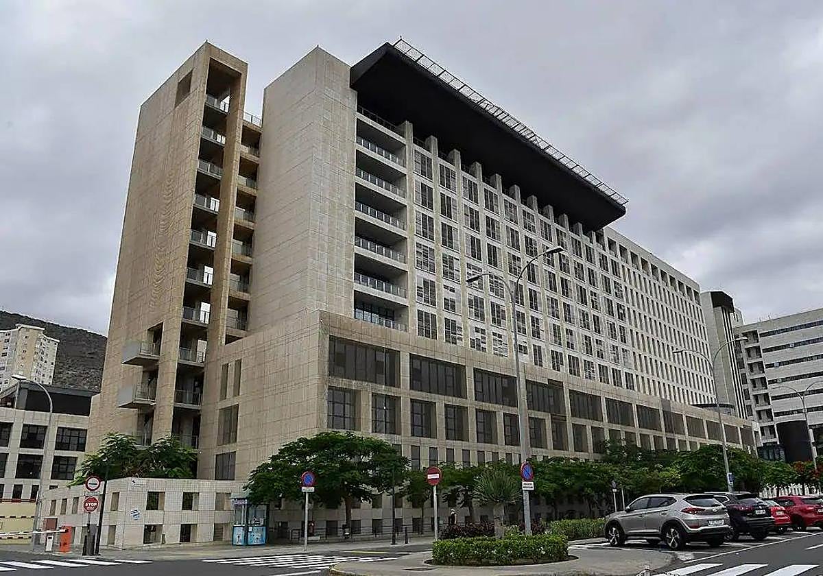 Fachada del hospital Insular.