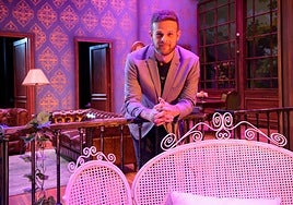 Fernando Campero posa en el escenario de 'El matrimonio secreto', ópera que se representa desde este martes y hasta el sábado en el Teatro Pérez Galdós.