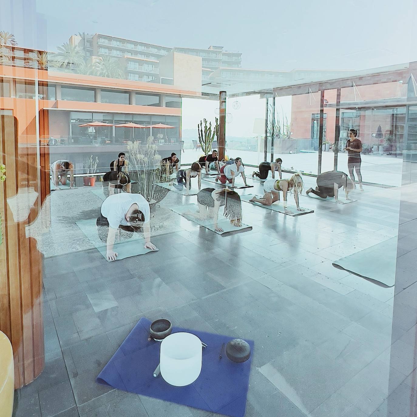 Imagen secundaria 1 - Derecha: yoga en Salobre Hotel Resort & Serenity; izquierda: visita a Finca La Laja & Bodega Los Berrazales