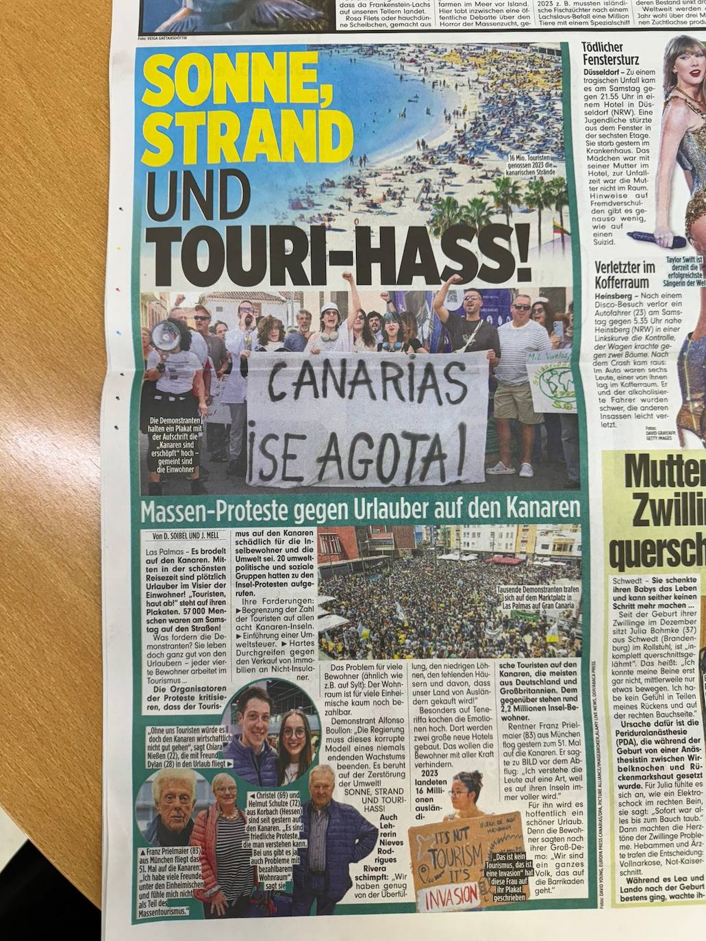 Imagen principal - Imagen de la portada y la página del diario 'The Bild' y de la información del portal 'Tagesschau' informando de las manifestaciones del 20A en Canarias