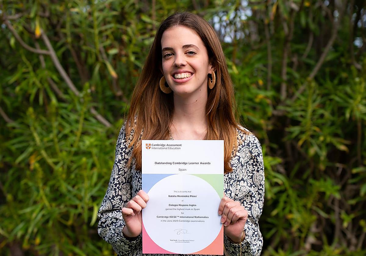 Natalia Menéndez en los jardines de Humboldt Manor del Colegio Hispano Inglés.