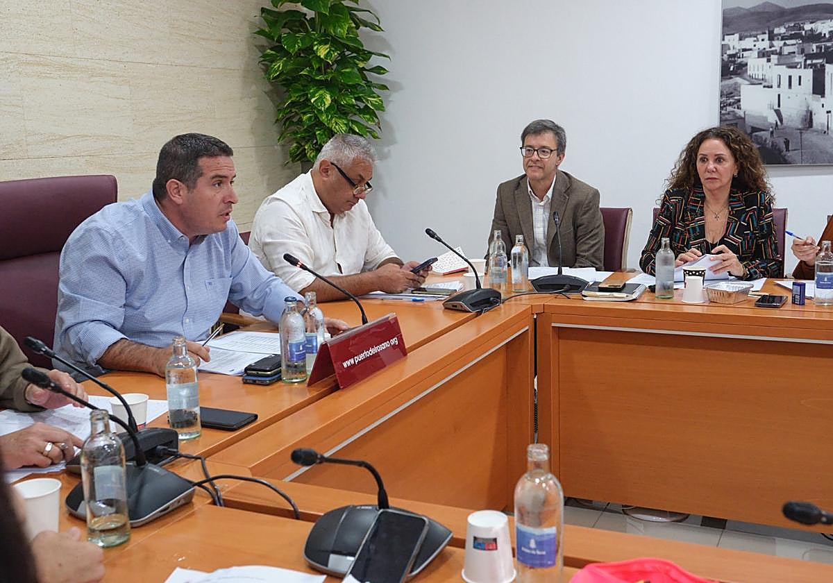 El alcalde David de Vera y el concejal de Economía y Hacienda, Juan Manuel Verdugo, durante un pleno.