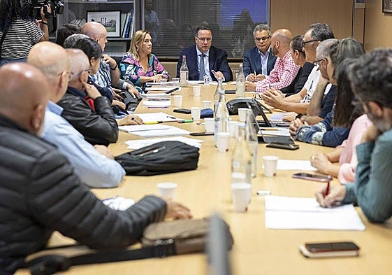 Imagen de la reunión entre Educación y representantes sindicales del personal docente y no docente.