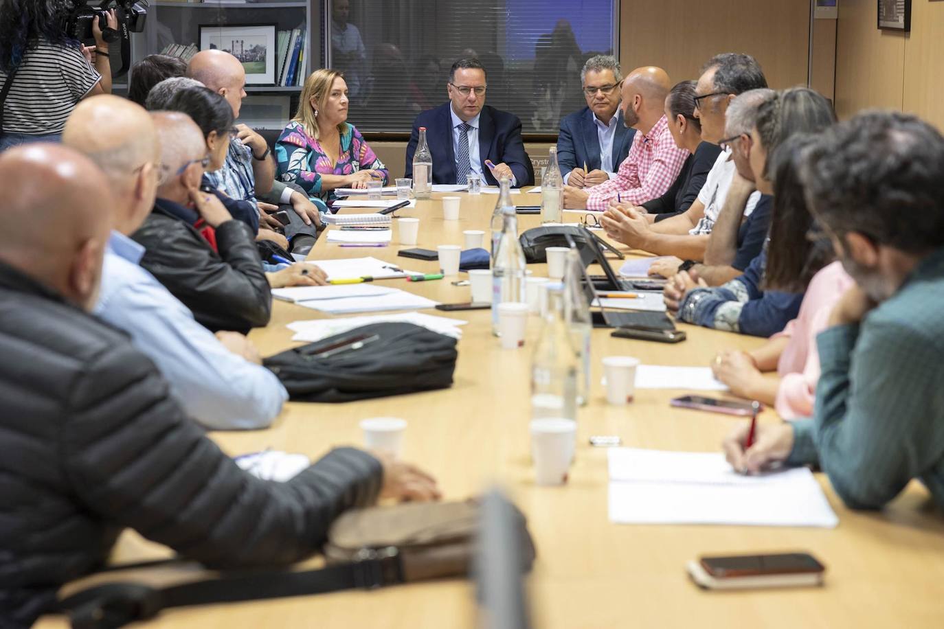Imagen de la reunión entre Educación y representantes sindicales del personal docente y no docente.